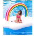 Grand coussin de jeu gonflable multicolore flottant à l&#39;arrière du fauteuil inclinable de douche de soulagement de plage d&#39;été en plein air